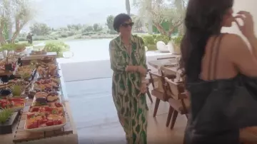 Pantalon large en soie Ulla Johnson Sawyer porté par Kris Jenner tel que vu dans The Kardashians (S07E05)