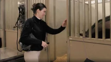 Le sac à bandoulière en cuir Henri Row porté par Kendall Jenner tel que vu dans The Kardashians (S07E05)