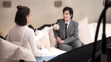 Blazer en laine double boutonnage Saint Laurent porté par Kris Jenner tel que vu dans The Kardashians (S07E05)
