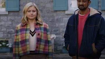Jersey Heartloom Aella usado por Samantha Arondekar (Rose McIver) como se ve en Ghosts (S05E05)