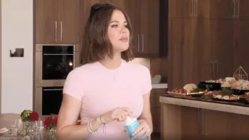 Skims Fits Everyone - T-shirt porté par Khloé Kardashian tel que vu dans The Kardashians (S07E05)