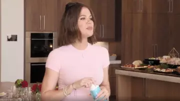 Camiseta Skims Fits Everybody que lleva Khloé Kardashian como se ve en The Kardashians (S07E05)