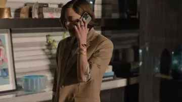 Blazer en sergé en laine double boutonné Dries Van Noten porté par Céline Dumont (Marion Cotillard) tel que vu dans The Morning Show (S04E10)