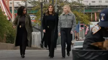 Gap Women's 365 High Rise Pleated Trousers worn by Amanda Rollins (Kelli Giddish) as seen in Law & Order: Special Victims Unit (S27E08)