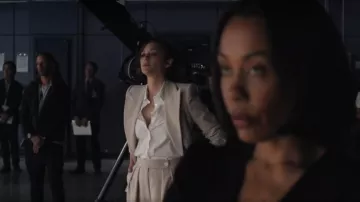 Blazer en sergé en laine double boutonné Dries Van Noten porté par Céline Dumont (Marion Cotillard) tel que vu dans The Morning Show (S04E10)