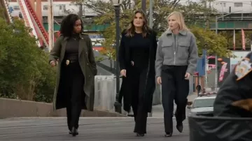 Aritzia Wilfred Labyrinth Trench Coat - CruiseLinen™ usado por Renee Curry (Aimé Donna Kelly) visto en Law & Order: Special Victims Unit (S27E08)