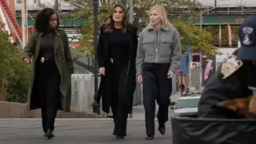 Jean moulant évasé noir Reiss High Rise porté par Olivia Benson (Mariska Hargitay) tel que vu dans Law & Order : Unité des victimes spéciales (S27E08)