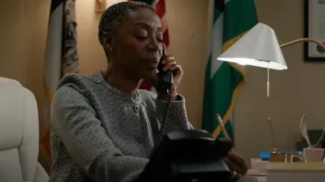 Icono de Armani Chaqueta de punto Tricot Jacquard usada por el jefe Tynan (Noma Dumezweni) como se ve en Ley y Orden: Unidad de Víctimas Especiales (S27E08)
