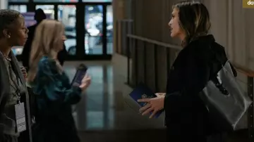 Rebecca Minkoff Megan Tote portée par Olivia Benson (Mariska Hargitay) telle que vue dans Law & Order : Unité des victimes spéciales (S27E08)