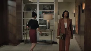 Bolso de cadena de Victoria Beckahm con tirantes de cuero taupe usado por Mia Jordan (Karen Pittman) como se ve en The Morning Show (S04E10)