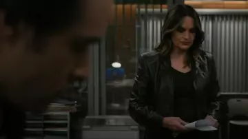Haut Agolde Tavi porté par Olivia Benson (Mariska Hargitay) tel que vu dans Law & Order : Special Victims Unit (S27E08)