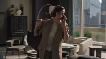 Blazer en laine vierge Victoria Beckham porté par Céline Dumont (Marion Cotillard) tel que vu dans The Morning Show (S04E10)