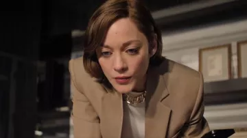 David Yurman Carlyle Collier porté par Céline Dumont (Marion Cotillard) tel que vu dans The Morning Show (S04E10)