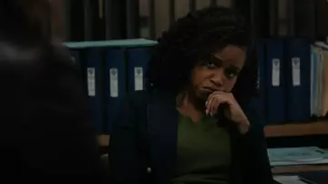 Blazer en jean métrique Aritzia porté par Renee Curry (Aimé Donna Kelly) tel que vu dans Law & Order : Unité des victimes spéciales (S27E08)