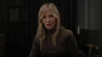 Haut à fleurs côtes de Veronica Beard Nate porté par Amanda Rollins (Kelli Giddsh) tel que vu dans Law & Order : Unité des victimes spéciales (S27E08)