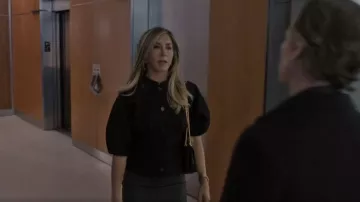 Veste Dior à manches bouffantes portée par Alex Levy (Jennifer Aniston) vue dans The Morning Show (S04E10)