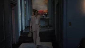 Petit sac Loewe à bord de puzzle porté par Céline Dumont (Marion Cotillard) tel que vu dans The Morning Show (S04E10)