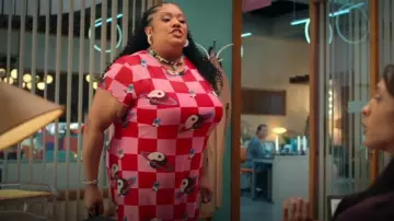 Vestido original de malla de Lala Mad About You + Vaquera Cósmica Slip Put que lleva Destiny como se ve en Loot (S03E07)