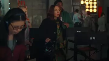 Bolso de pinchos Valentino mediano Nappa Rockstud llevado por Molly Novak (Maya Rudolph) tal como se ve en Loot (S03E07)