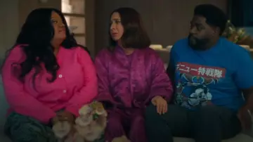 Bata corta acolchada Natori Infinity Jacquard que lleva Molly Novak (Maya Rudolph) como se ve en Loot (S03E07)