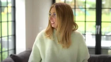 Boohoo pull à rayures à col rond tricoté oversize porté par Stacey Solomon, tel que vu dans Stacey & Joe (S02E04)