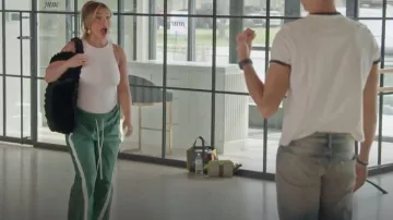 Free People Pantalon de Sport à rayures latérales vertes porté par Jen Affleck, tel que vu dans Les Vies secrètes des épouses mormones (S03E08)