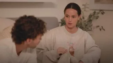 Sweat à coke Light Coke gris clair Abercrombie & Fitch porté par Mikayla Matthews tel que vu dans The Secret Lives of Mormon Wives (S03E08)