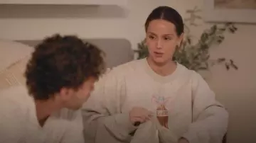 Sweat à coke Light Coke gris clair Abercrombie & Fitch porté par Mikayla Matthews tel que vu dans The Secret Lives of Mormon Wives (S03E08)