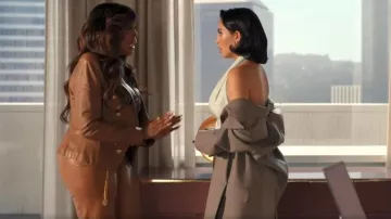 Blazer en cuir structuré de L’Agence Bethany porté par Emerald Greene (Niecy Nash) tel que vu dans All’s Fair (S01E05)