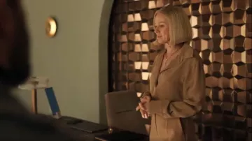 Pantalon droit en poil de chameau Max Mara Pescia porté par Liberty Ronson (Naomi Watts) tel que vu dans All’s Fair (S01E05)