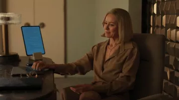 Chemisier en satin en soie Zenzero Max Mara porté par Liberty Ronson (Naomi Watts) tel que vu dans All’s Fair (S01E05)