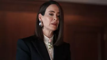 Grandes boucles d’oreilles Bottega Veneta portées par Carrington Lane (Sarah Paulson) telles que vues dans All’s Fair (S01E05)