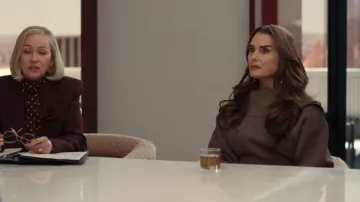 Robe Maxi en maille inversée Altuzarra Stunt portée par Juliana Morse (Brooke Shields) telle que vue dans All’s Fair (S01E05)