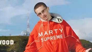 Veste orange Marty Supreme portée par Marty (Timothée Chalamet) dans Marty Supreme