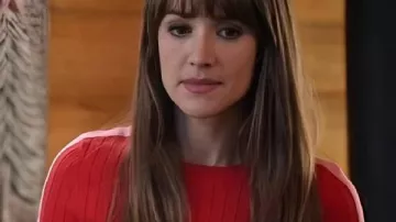 The Spirit of Christmas Station Alexandra Harris Pull rouge porté par (Alexandra Harris) dans The Spirit of Christmas