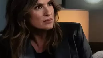 Law And Order SVU S27 Olivia Benson Blazer en cuir noir porté par Olivia Benson (Mariska Hargitay) dans Law & Order : Special Victims Unit (S26)