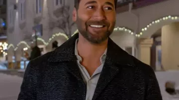 Mi Abrigo de Lana Negra Ryan Eggold de My Secret Santa (Ryan Eggold) tal como se ve en My Secret Santa