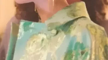 Emily en París Temporada 5 Lily Collins Abrigo floral metálico verde que lleva Emily Cooper (Lily Collins) tal como se ve en Emily en París (T05)