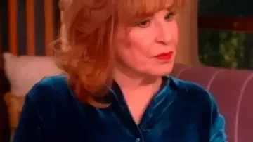 La camiseta de terciopelo azul Joy Behar View 2025 vista en The View