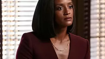 Chaqueta envolvente con cinturón de Skye P. Marshall Matlock S02 llevada por Olympia Lawrence (Skye P. Marshall) tal como se ve en Matlock (S02)