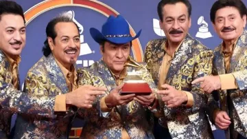 Los Tigres del Norte La 26ª edición de los Latin GRAMMY Blazer en el videoclip Latin Grammys 2025: EN DIRECTO desde la alfombra roja (EN VIVO)