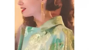 Emily In Paris S5 Lily Collins Manteau fleuri vert porté par Emily Cooper (Lily Collins) dans Emily in Paris