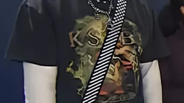 T-shirt noir imprimé à motifs porté par Michael Clifford dans l’épisode complet : TODAY Show - 21 novembre