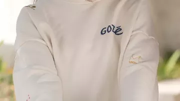 Sweat blanc brodé porté par (Carice van Houten) à Malice