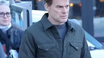 Veste Dexter Morgan Dexter Resurrection 2025 portée par Dexter Morgan (Michael C. Hall) telle que vue dans Dexter : Resurrection (S01)