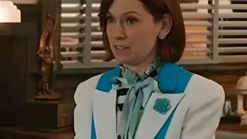 Elsbeth S03 Carrie Preston Blazer blanc/bleu porté par Elsbeth Tascioni (Carrie Preston) tel que vu dans Elsbeth (S03)
