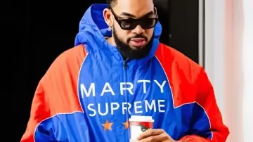 Veste bleue/rouge de Marty Supreme dans Marty Supreme | Bande-annonce officielle HD | A24