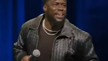 Kevin Hart : Acting My Age 2025 Veste en cuir noire portée par Self (Kevin Hart) dans Kevin Hart : Acting My Age