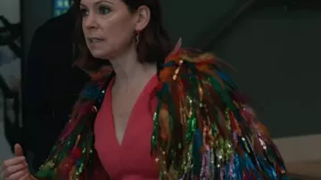 Elsbeth S03 Veste arc-en-ciel à guirlande Carrie Preston portée par Elsbeth Tascioni (Carrie Preston) à Elsbeth (S03)