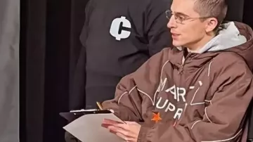 Sweat à capuche Marron de Marty Supreme porté par Marty (Timothée Chalamet) tel que vu dans Marty Supreme